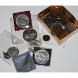 A COLLECTION OF ASSORTED CROWNS AND REMAINING LOOSE COINAGE