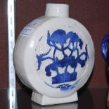 A BLUE AND WHITE PORCELAIN MOON FLASK, 16.5CM HIGH.