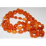 AN AMBER TYPE BEAD NECKLACE, GROSS WEIGHT 50 GRAMS