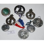 AN EDINBURGH SILVER AND GREEN AGATE CIRCULAR BROOCH, THREE ASSORTED CAP BADGES, AND FOUR ASSORTED