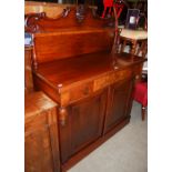 A MAHOGANY SIDEBOARD, THE RAISED BACK WITH SINGLE SHELF MOUNTED ON A RECTANGULAR BASE WITH SINGLE
