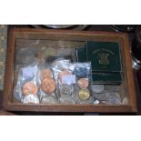 A MAHOGANY BOX CONTAINING A COLLECTION OF ASSORTED SPECIMEN COINS, COMMEMORATIVE COINS FESTIVAL OF