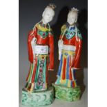 A PAIR OF CHINESE PORCELAIN FIGURES OF OFFICIALS, QING DYNASTY, 23CM HIGH