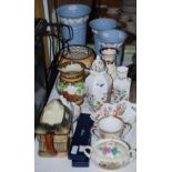 A COLLECTION OF CERAMICS TO INCLUDE A GARNITURE OF WEDGWOOD BLUE GROUND VASES, MASONS MANDALAY