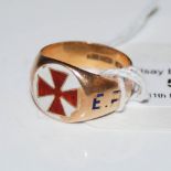 A 15CT GOLD AND ENAMEL SIGNET RING, SIZE R, 9 GRAMS