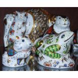 GROUP OF FIVE ROYAL CROWN DERBY ANIMAL FIGURES TO INCLUDE FOUR GOLD BUTTON FIGURES: TOAD NO. 134