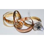 SIX ASSORTED GOLD RINGS TO INCLUDE FOUR 9CT GOLD EXAMPLES (GROSS WEIGHT 7 GRAMS), AND TWO 18CT