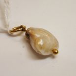 A YELLOW METAL LARGE BAROQUE PEARL PENDANT