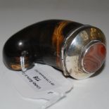 A 19TH CENTURY WHITE METAL MOUNTED HORN SNUFF MULL, THE HINGED COVER WITH BANDED AGATE INSERT