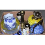 BOX OF ASSORTED CERAMICS TO INCLUDE A BRASS PARAFFIN BURNING OIL LAMP WITH YELLOW COLOURED RESERVOIR