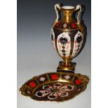 A ROYAL CROWN DERBY OLD IMARI PATTERN TWIN-HANDLED URN, TOGETHER WITH A ROYAL CROWN DERBY OLD