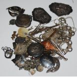 A COLLECTION OF ASSORTED WHITE METAL JEWELLERY TO INCLUDE FILIGREE WORK BRACELET, BROOCHES,