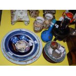 A COLLECTION OF ASSORTED CHINESE AND JAPANESE WARES TO INCLUDE A CHINESE FAMILLE ROSE PLATE, A