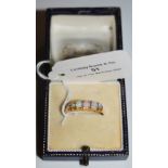 AN 18CT GOLD AND OPAL FIVE STONE RING, SIZE U