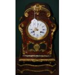 A LATE 19TH/ EARLY 20TH CENTURY GILT METAL MOUNTED BOULLE MANTLE CLOCK, THE CIRCULAR DIAL WITH