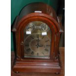 A LATE 19TH CENTURY MANTLE CLOCK "W. BATTY & SONS MANCHESTER", THE ROMAN NUMERAL DIAL WITH TWIN