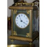 A LATE 19TH / EARLY 20TH CENTURY BRASS CARRIAGE CLOCK WITH WHITE ARABIC NUMERAL DIAL, REPEAT