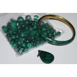 A COLLECTION OF MALACHITE JEWELLERY TO INCLUDE BANGLE, PEAR SHAPED PENDANT AND BAG OF ASSORTED LOOSE