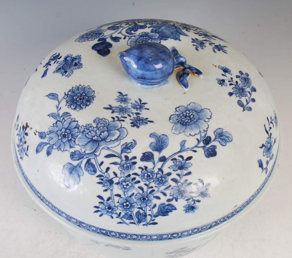 A Chinese blue and white porcelain circular tureen and cover, Qing Dynasty, decorated with peony and - Image 5 of 11