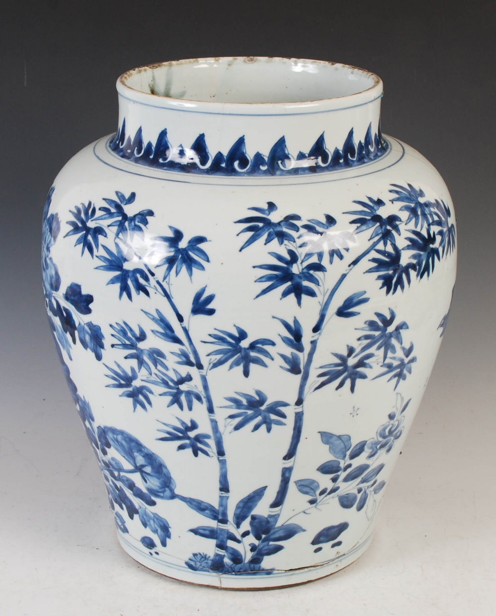 A Chinese porcelain blue and white jar and cover, probably late Ming Dynasty, decorated with - Image 2 of 10