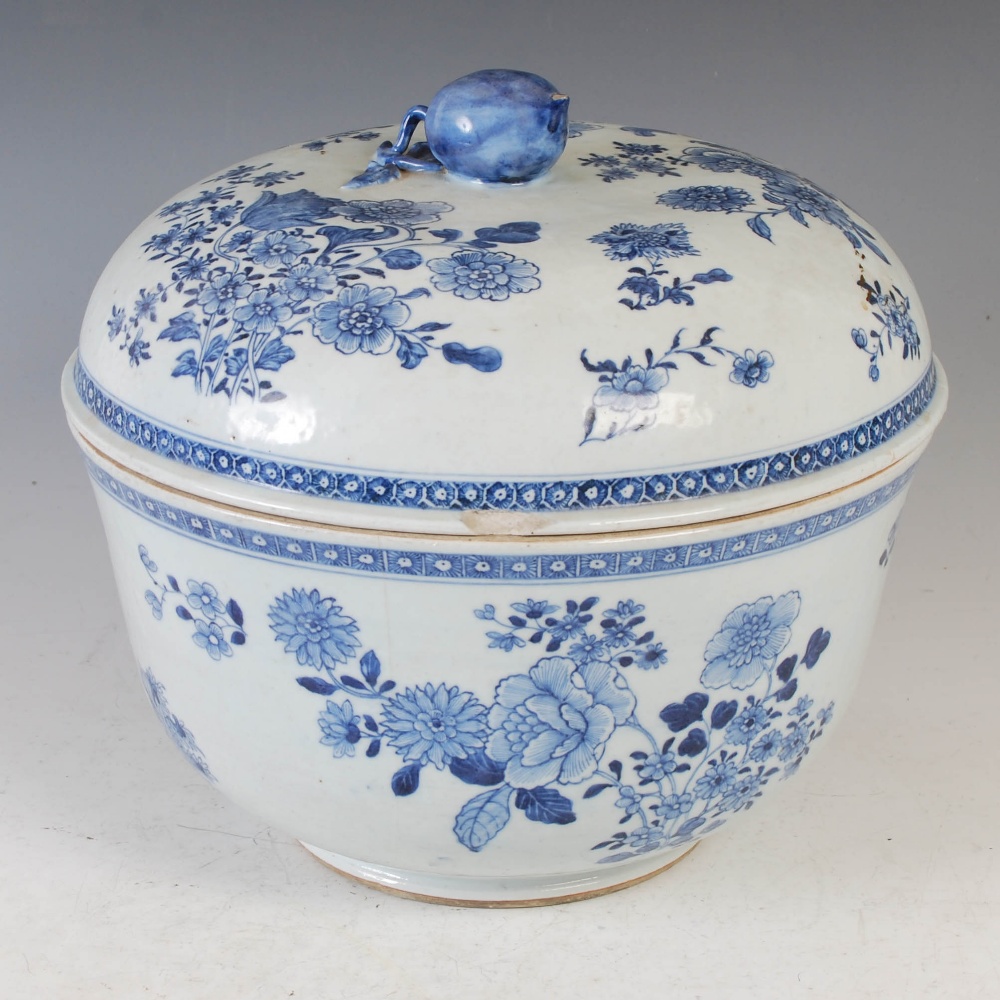 A Chinese blue and white porcelain circular tureen and cover, Qing Dynasty, decorated with peony and - Image 3 of 11