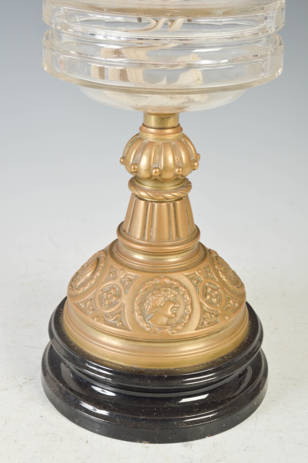A late 19th/ early 20th century brass oil lamp, with cranberry and clear etched glass shade, with - Image 3 of 3
