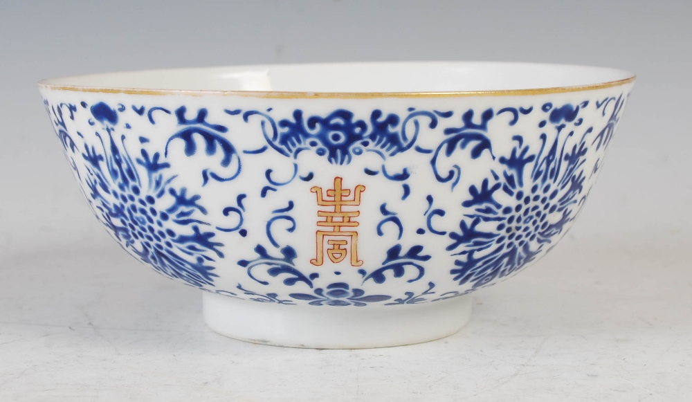 A Chinese porcelain footed bowl, bearing Tongzhi seal mark, decorated with four gilded Shou - Image 2 of 9