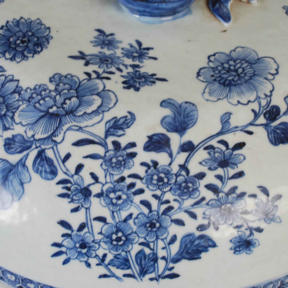 A Chinese blue and white porcelain circular tureen and cover, Qing Dynasty, decorated with peony and - Image 6 of 11