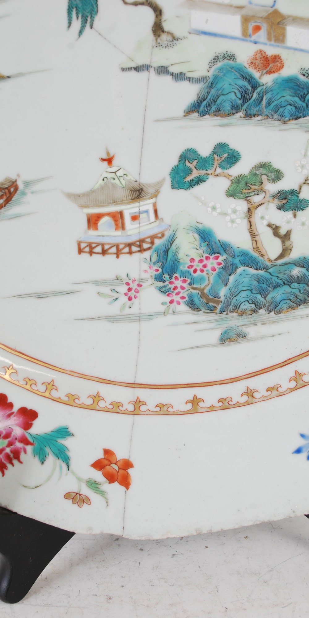 Three pieces of Chinese famille rose porcelain, Qing Dynasty, comprising; a decagon shaped charger - Image 5 of 17