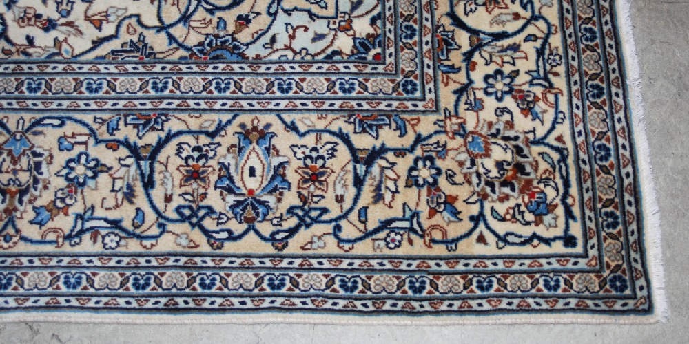 A Persian rug, Kashan, 20th century, the ivory ground decorated with all-over design of scrolling - Image 2 of 8
