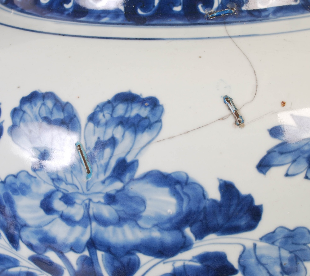 A Chinese porcelain blue and white jar and cover, probably late Ming Dynasty, decorated with - Image 9 of 10
