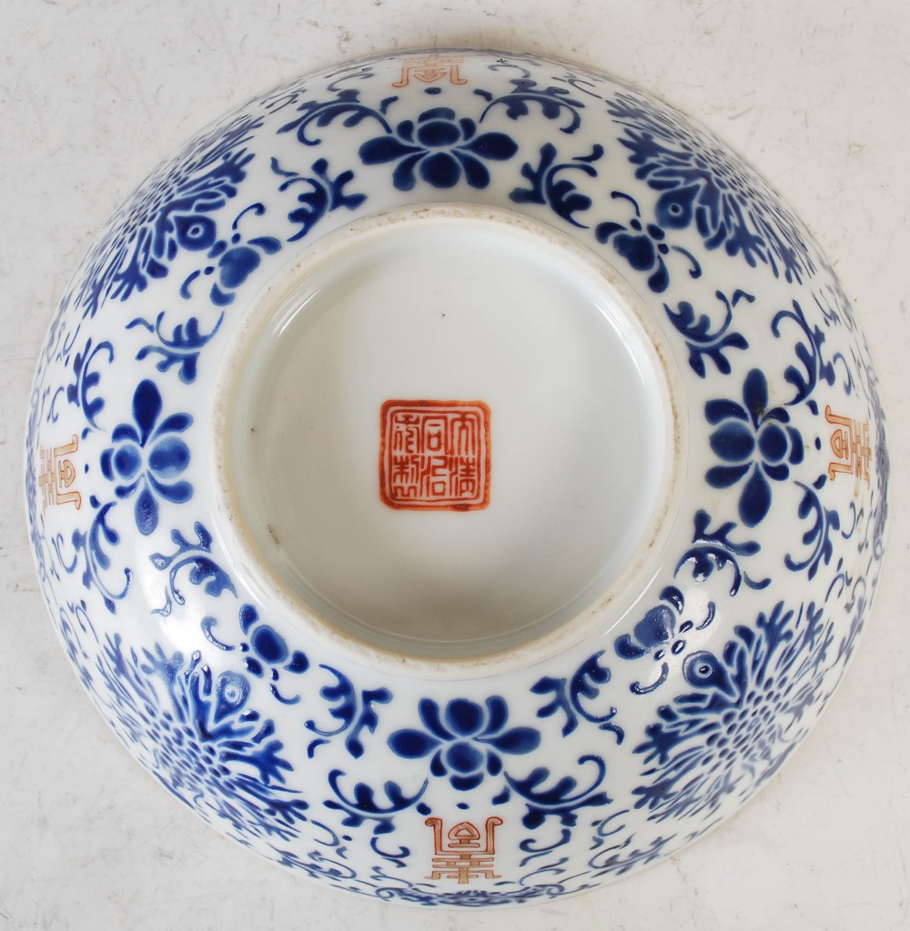 A Chinese porcelain footed bowl, bearing Tongzhi seal mark, decorated with four gilded Shou - Image 8 of 9