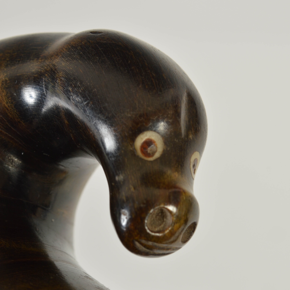 A 19th century curled horn snuff mull, the terminal in the form of a stylised seal's head with inset - Image 5 of 5