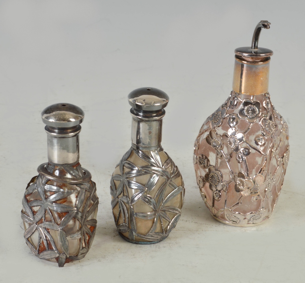 An early 20th century Chinese sterling silver mounted perfume or scent bottle with pouring - Image 2 of 4