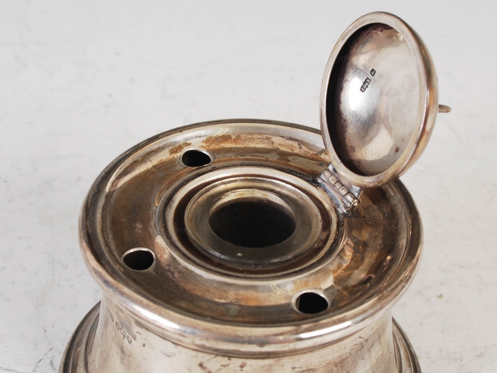 An Edwardian silver inkwell, Sheffield, 1905, makers mark JD&S, of tapered cylindrical form with - Image 3 of 7