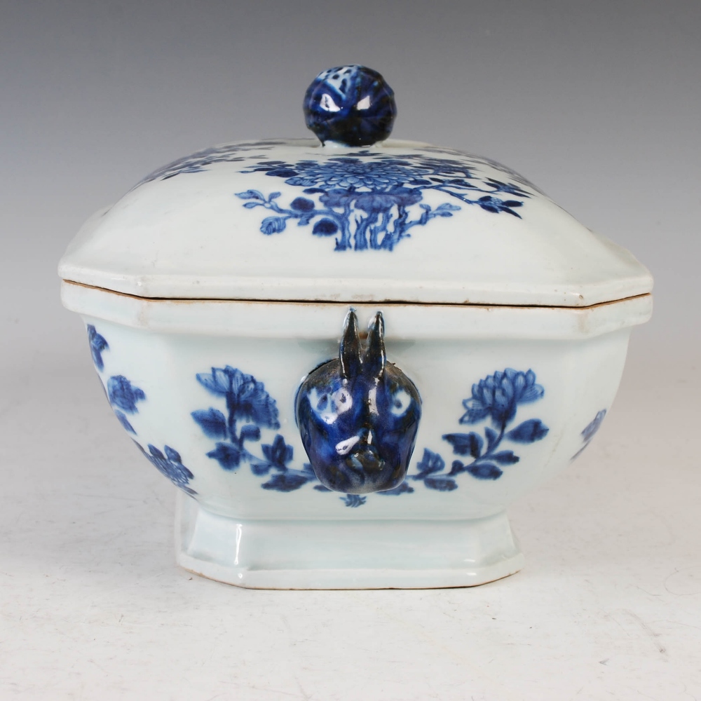 A Chinese blue and white porcelain octagonal shaped tureen and cover, Qing Dynasty, decorated with - Image 3 of 10