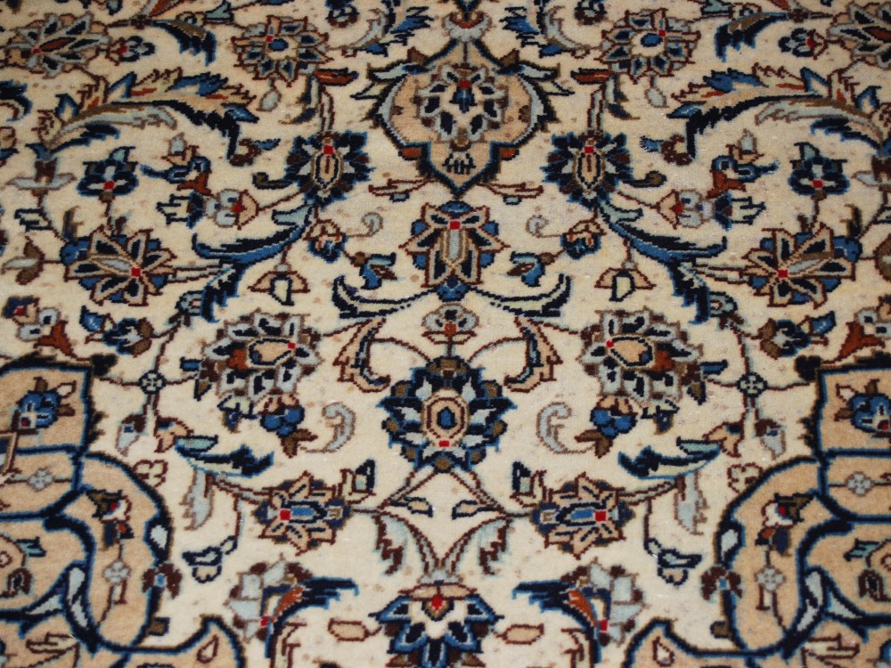 A Persian rug, Kashan, 20th century, the ivory ground decorated with all-over design of scrolling - Image 5 of 8