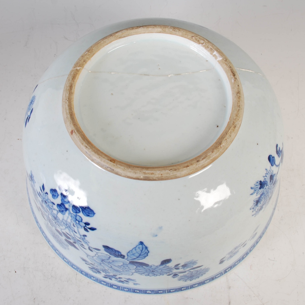 A Chinese blue and white porcelain circular tureen and cover, Qing Dynasty, decorated with peony and - Image 10 of 11