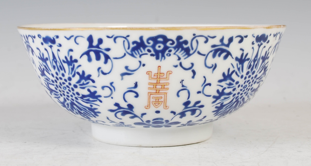 A Chinese porcelain footed bowl, bearing Tongzhi seal mark, decorated with four gilded Shou - Image 3 of 9