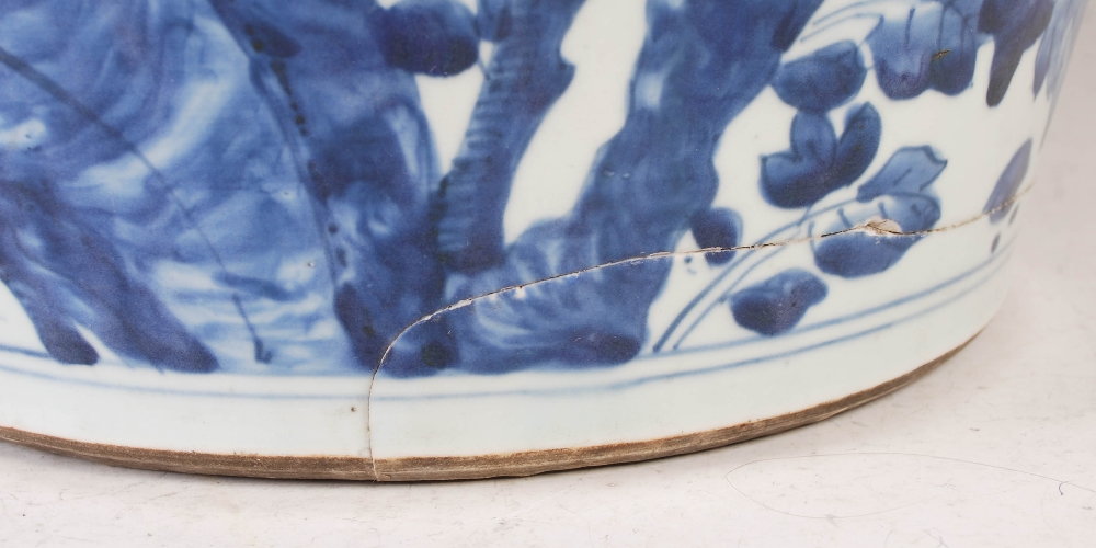 A Chinese porcelain blue and white jar and cover, probably late Ming Dynasty, decorated with - Image 10 of 10