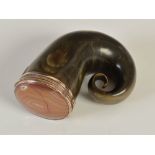 An early 19th century curly horn snuff mull, with gold collar and pink banded agate lid within