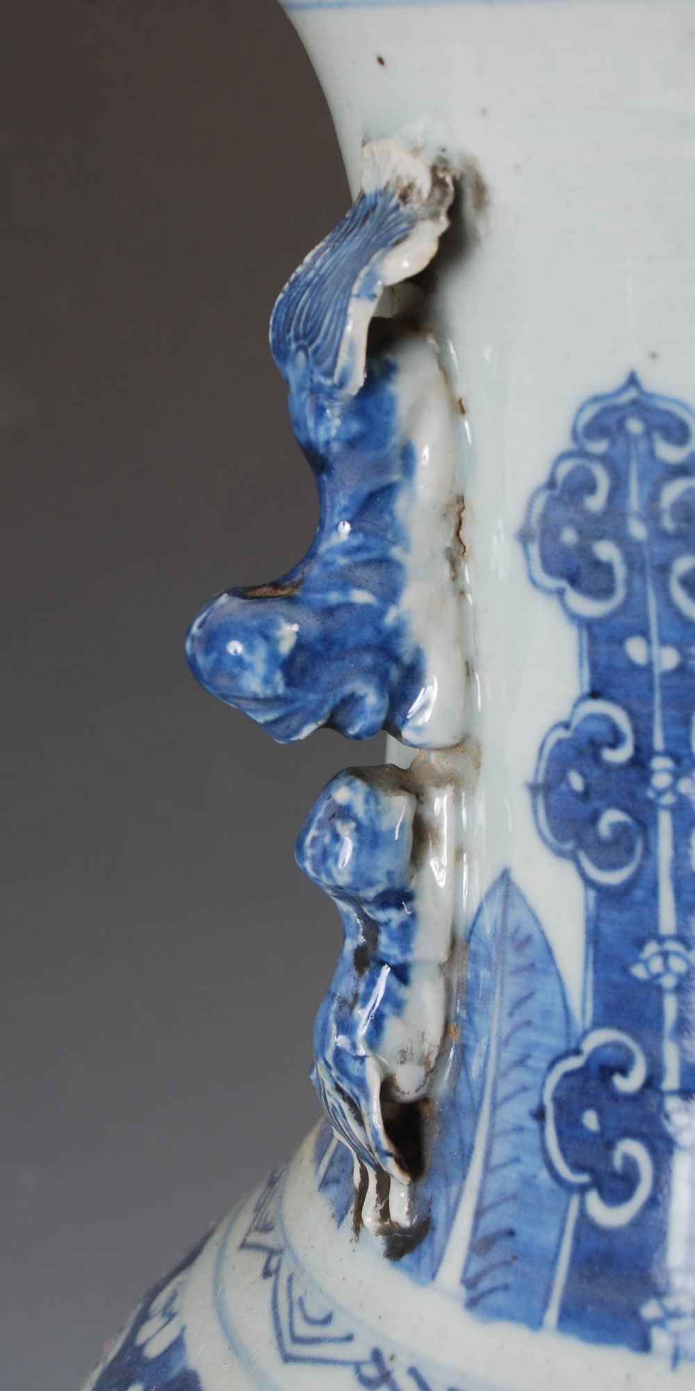A Chinese porcelain blue and white vase mounted as a table lamp, late Qing Dynasty, decorated with - Image 5 of 6