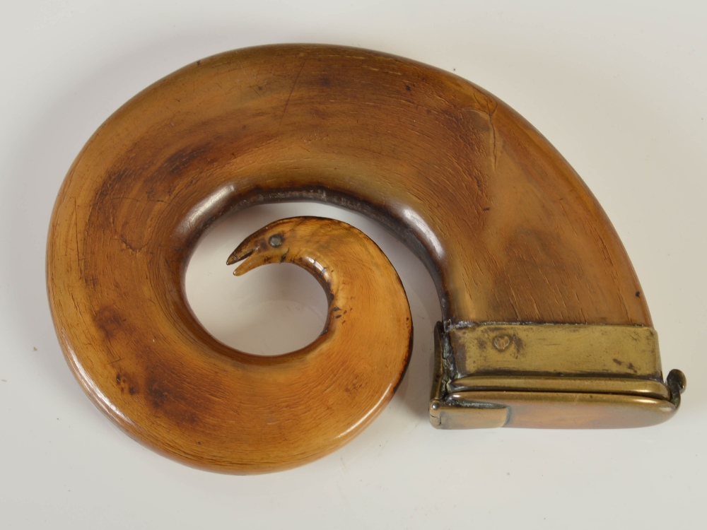 A rare late 18th century Scottish flattened curly horn snuff mull, the terminal in the form of a - Image 2 of 3