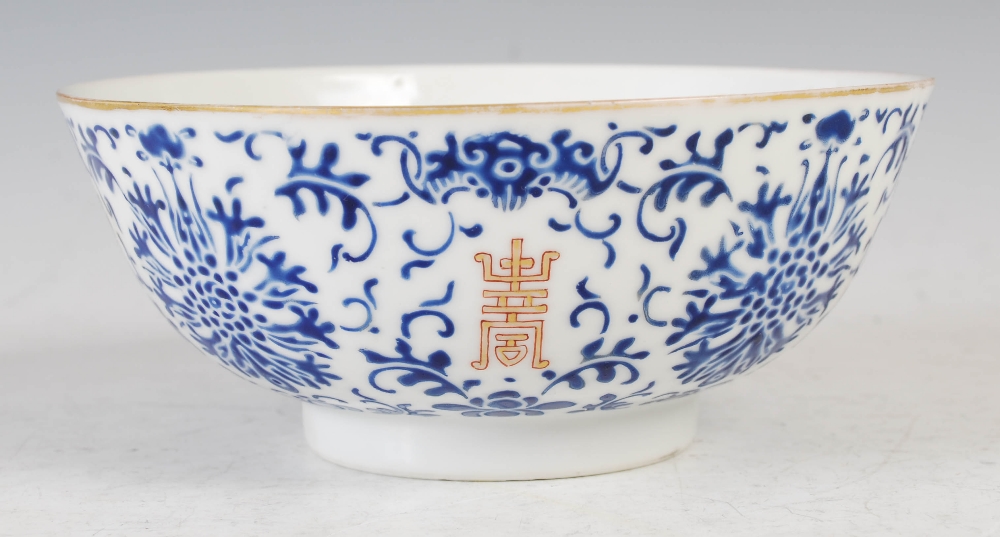 A Chinese porcelain footed bowl, bearing Tongzhi seal mark, decorated with four gilded Shou - Image 5 of 9
