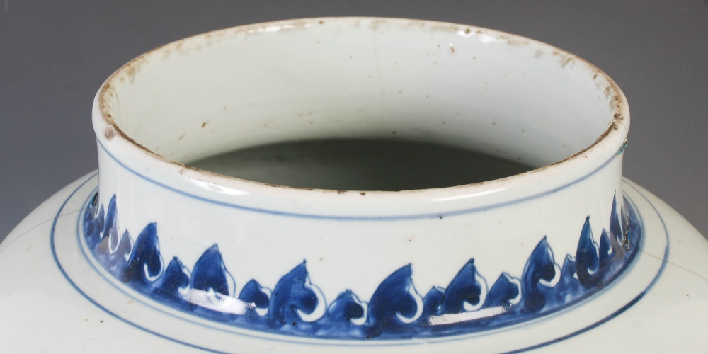 A Chinese porcelain blue and white jar and cover, probably late Ming Dynasty, decorated with - Image 6 of 10