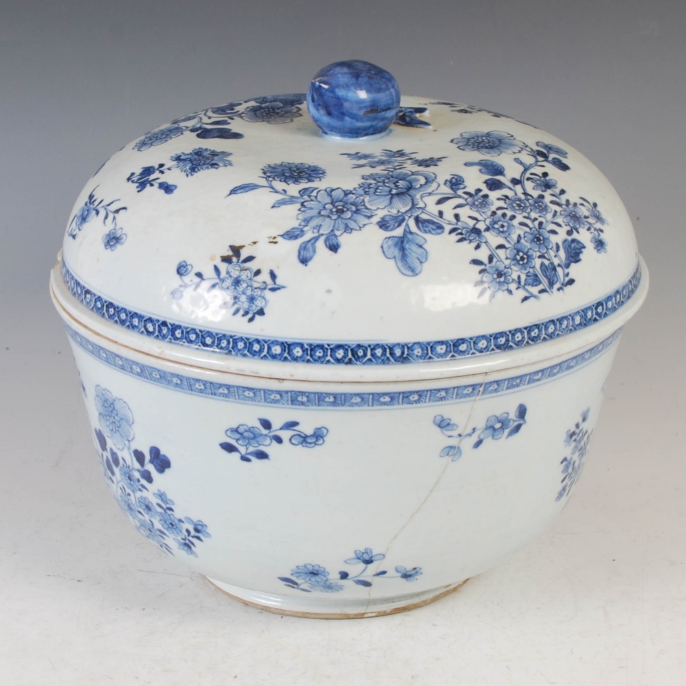 A Chinese blue and white porcelain circular tureen and cover, Qing Dynasty, decorated with peony and - Image 4 of 11