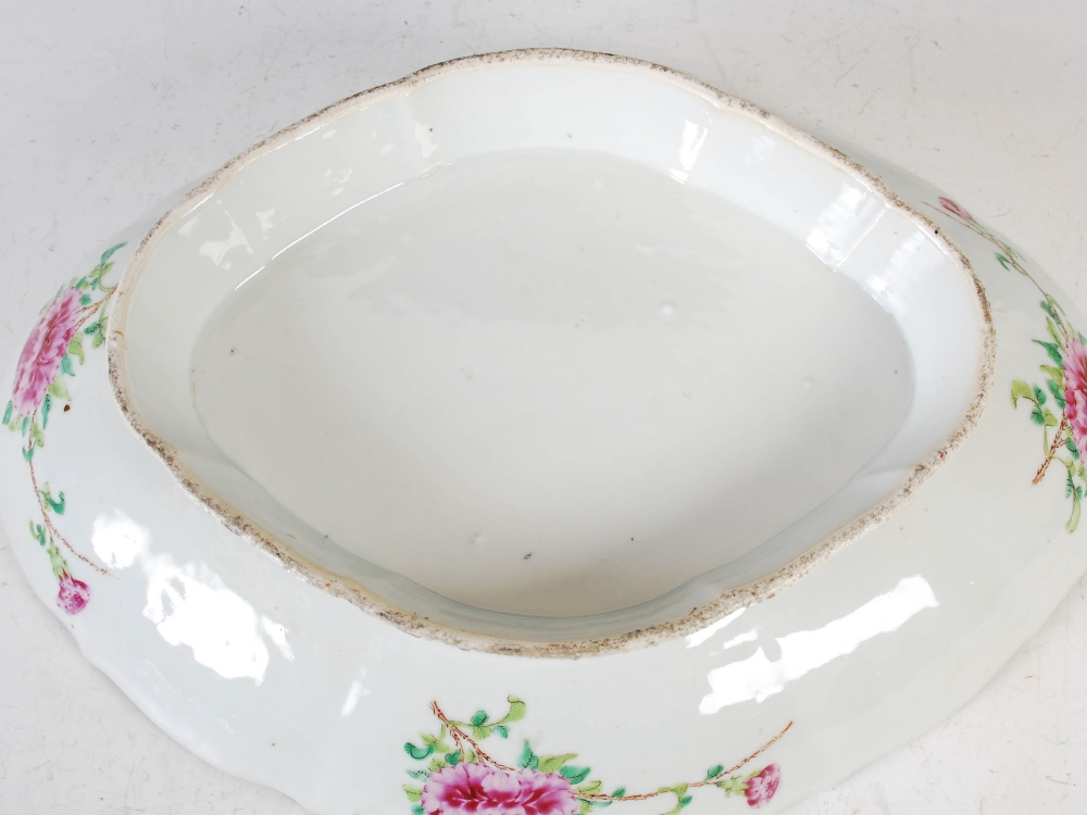 A Chinese porcelain famille rose canton lozenge shaped dish, Qing Dynasty, decorated with Court - Image 5 of 6