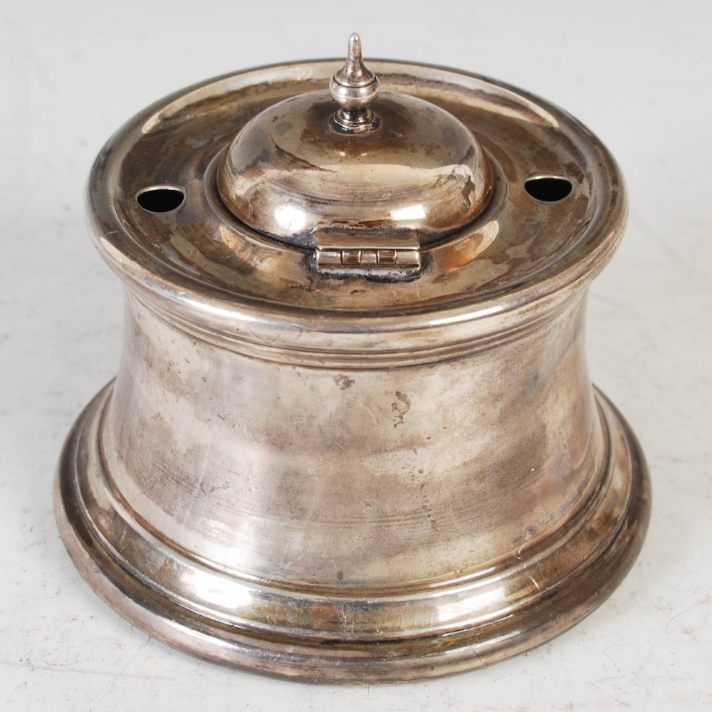 An Edwardian silver inkwell, Sheffield, 1905, makers mark JD&S, of tapered cylindrical form with - Image 2 of 7