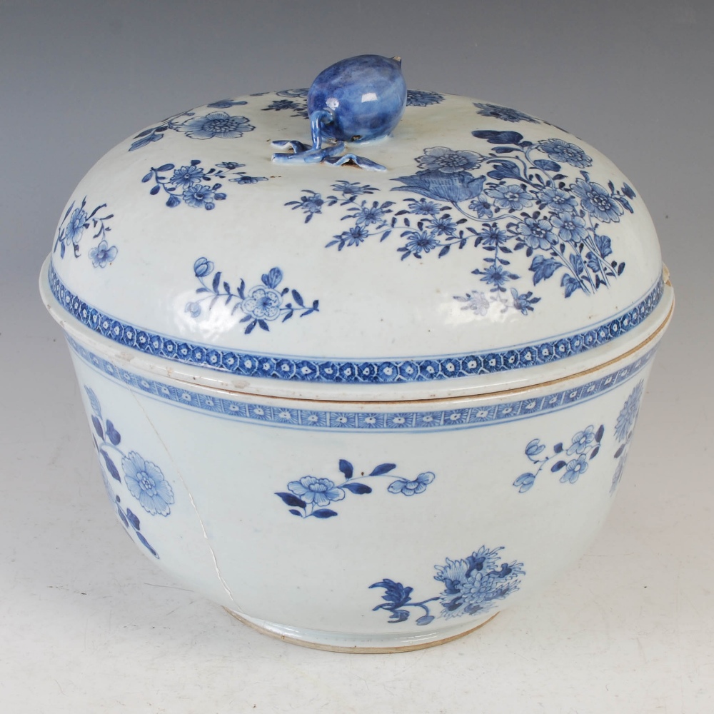 A Chinese blue and white porcelain circular tureen and cover, Qing Dynasty, decorated with peony and - Image 2 of 11