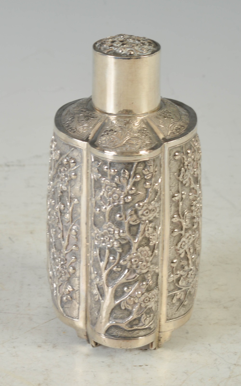 A late 19th/ early 20th century Chinese silver quatrefoil shaped tea caddy, WANG HING, with embossed - Image 4 of 6